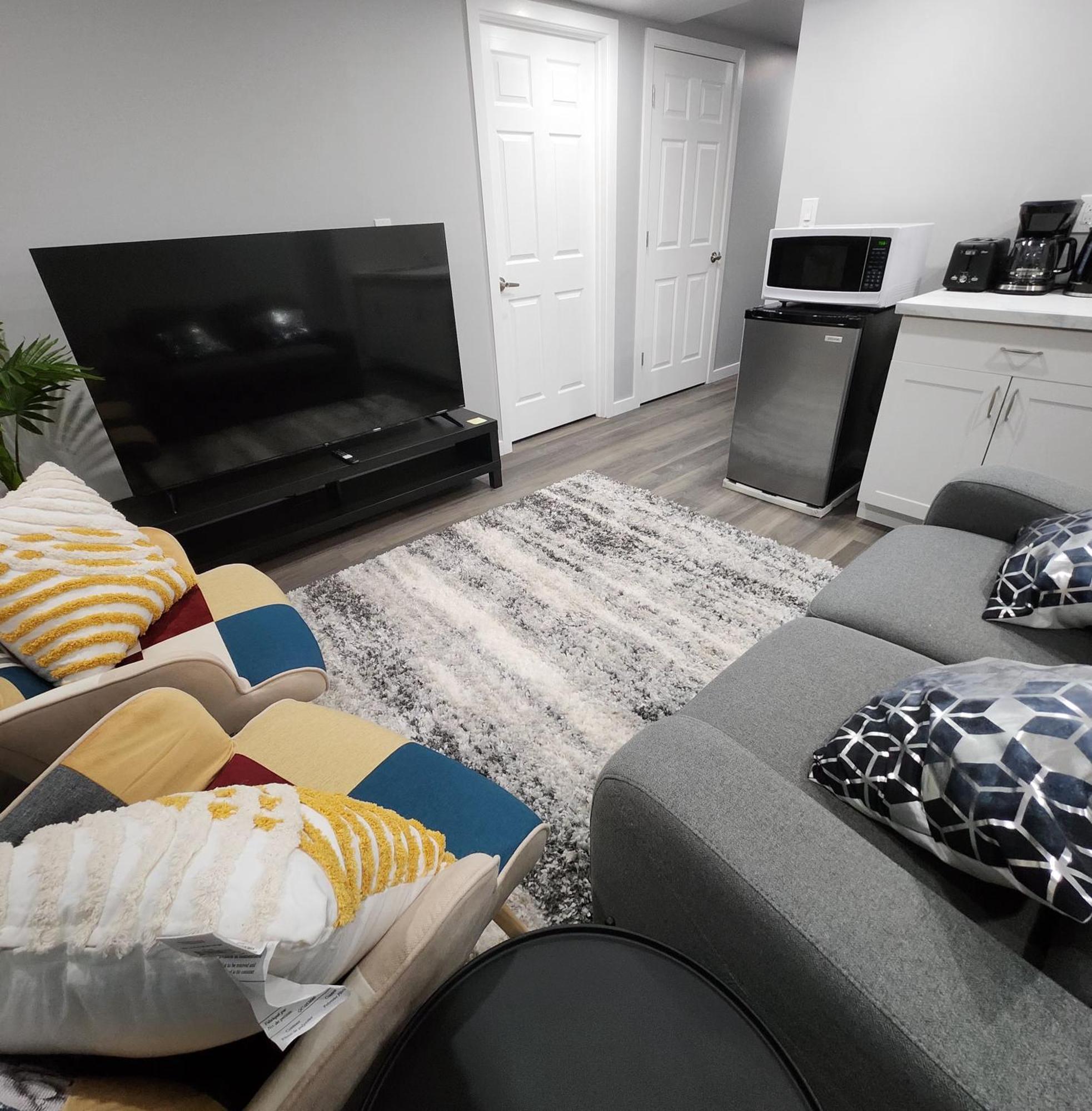 Entire Basement Suite With Private Entrance Winnipeg Ngoại thất bức ảnh