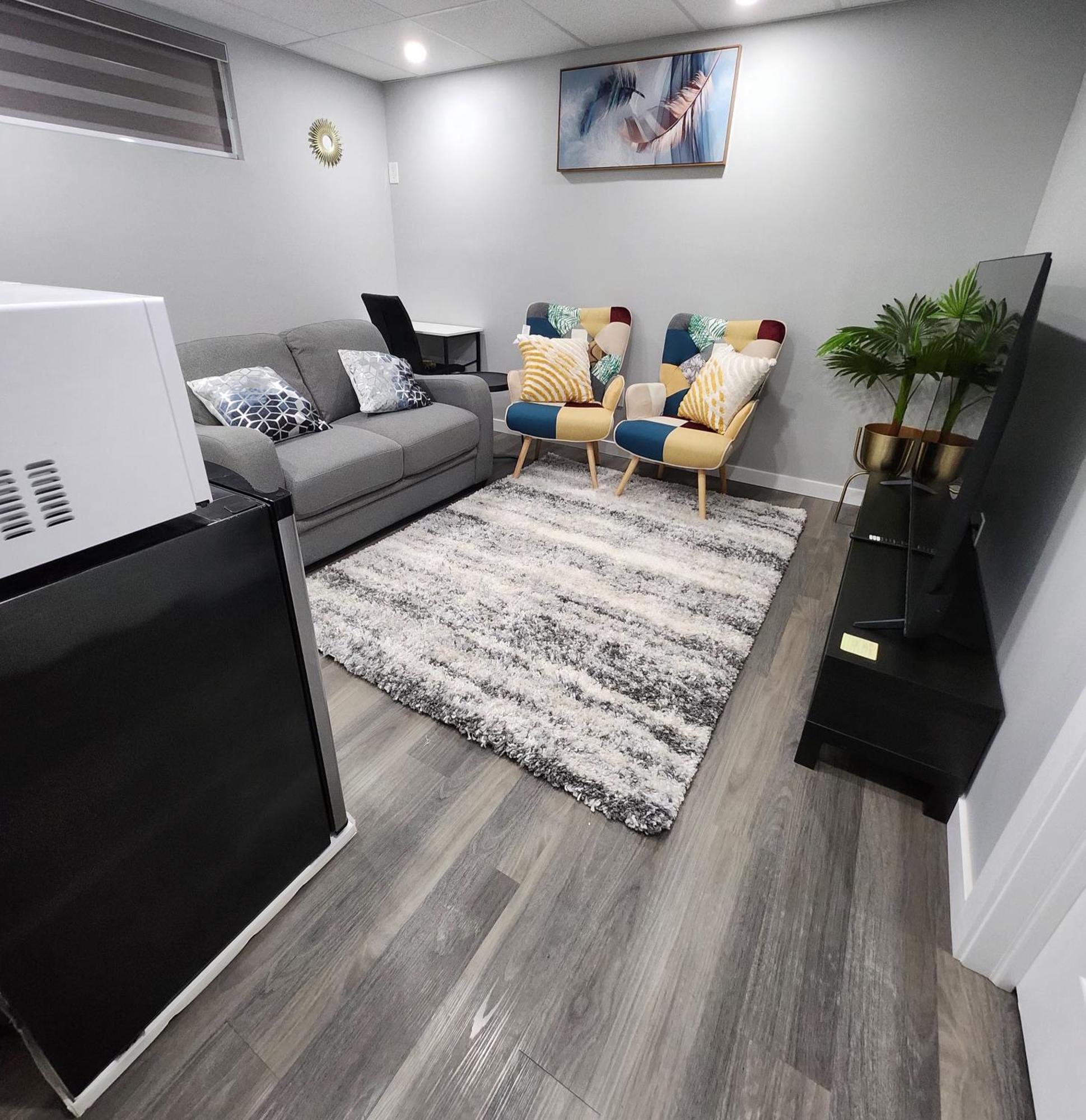 Entire Basement Suite With Private Entrance Winnipeg Ngoại thất bức ảnh